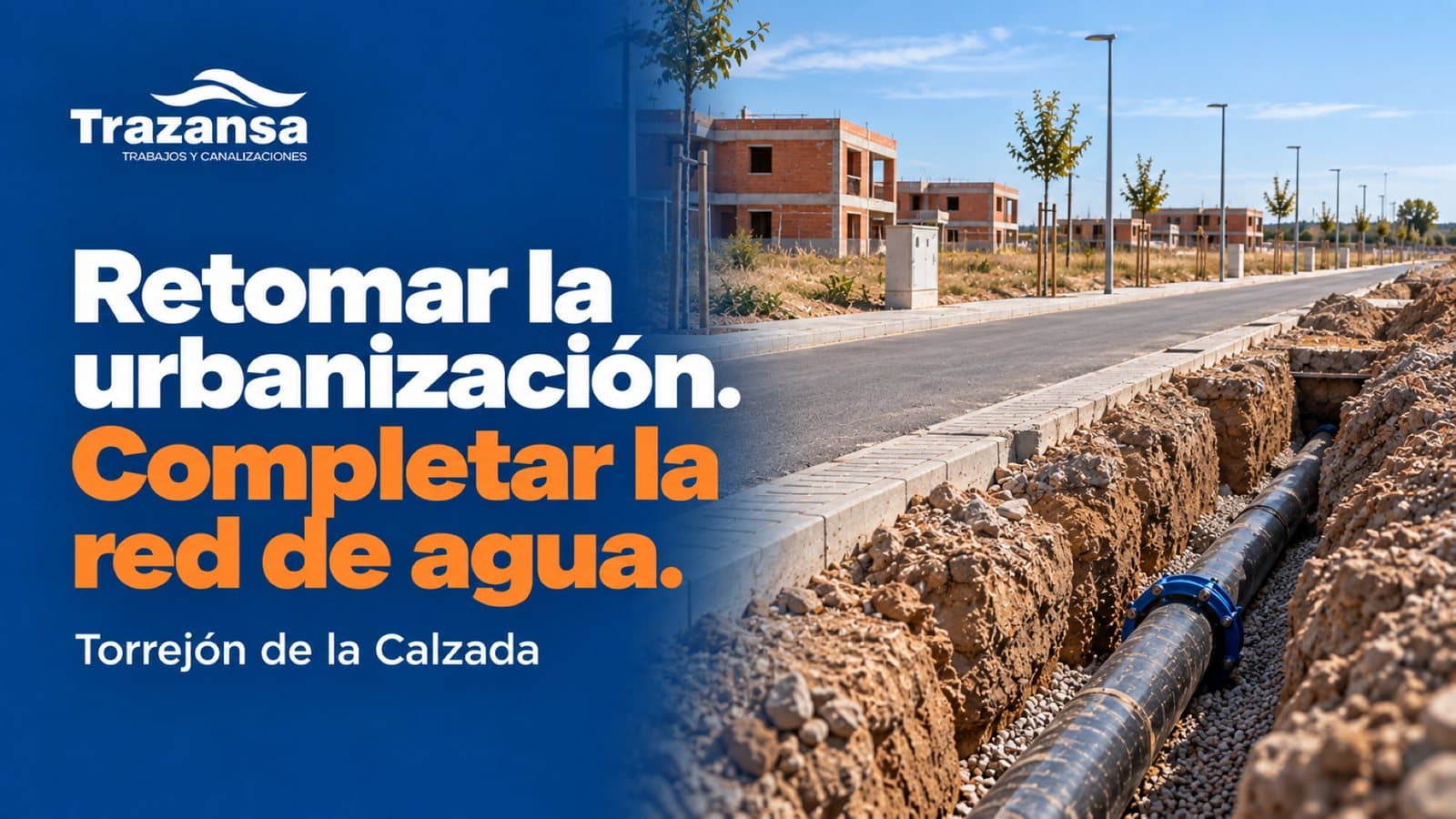 Portada con el logo de Trazansa y el titular «Retomar la urbanización. Completar la red de agua. Torrejón de la Calzada» sobre fondo azul, junto a una recreación ilustrativa de una zanja abierta con tubería de fundición junto a una calle urbanizada con viviendas en construcción